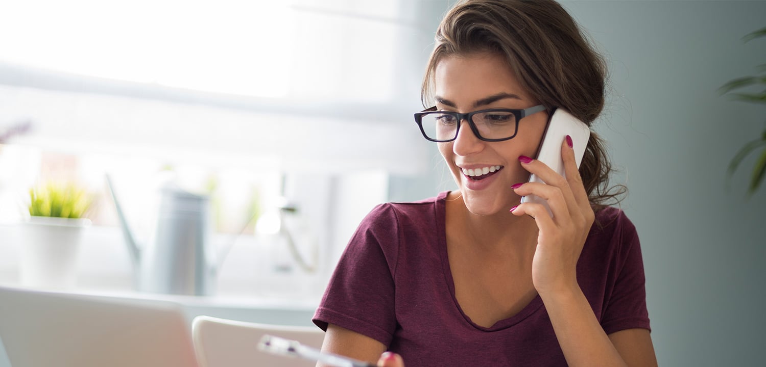 Mujer hablando por teléfono con ANSA Security