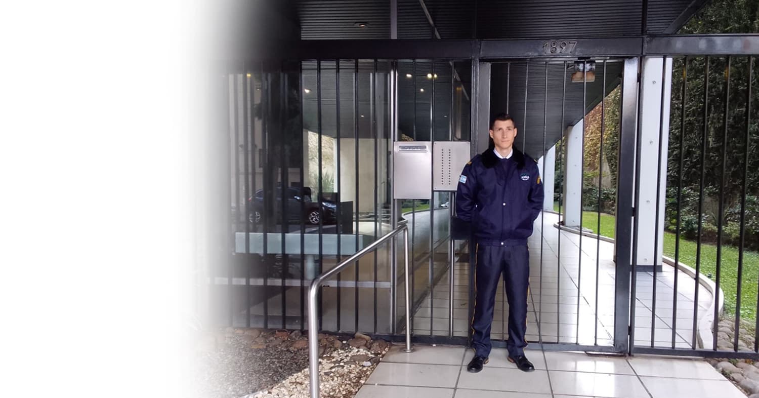 Mujer hablando por teléfono con ANSA Security