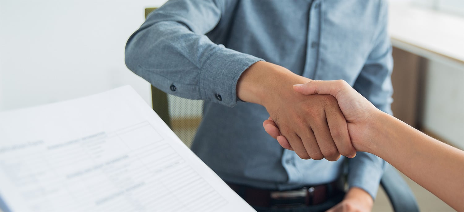 Mujer hablando por teléfono con ANSA Security